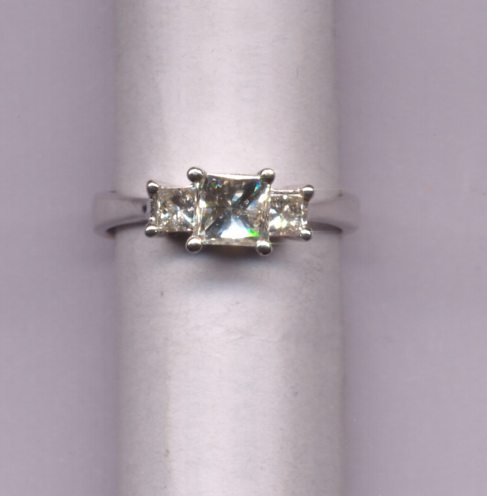 Beautiful 18 Kt Gold  Natural Diamond Ring